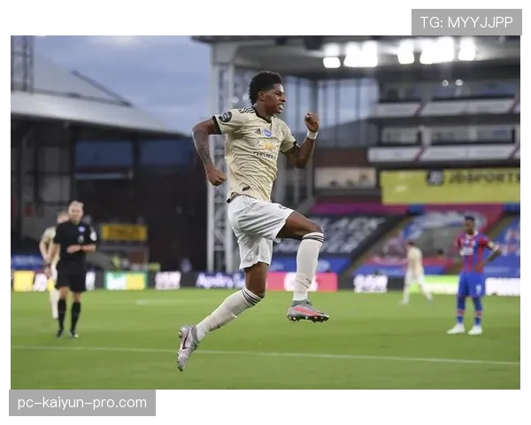 拉什福德连续强突左路撕开防线，关键战进攻角色显著提升